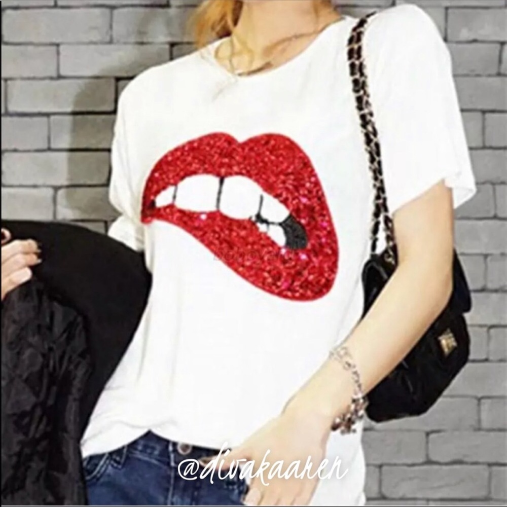 🎉HP🎉 5⭐️ Red Lips Glitter Tee Shirt/ Top